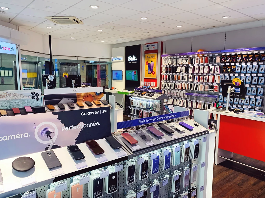 Vitrine de la boutique Circuit Mobile, avec les téléphones et accessoires en exposition